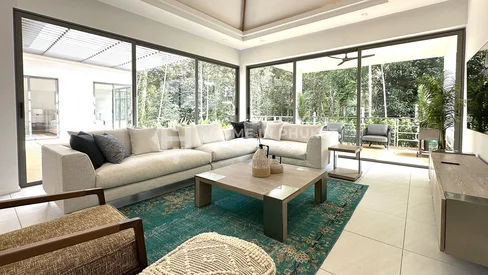 纳泰海滩附近的四卧室热带泳池别墅