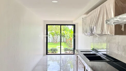 Maison jumelée avec grand jardin à Paklok