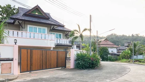 Villa Thaïlandaise Contemporaine avec 3 Chambres et Piscine