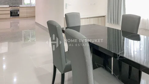 Villa Thaïlandaise Contemporaine avec 3 Chambres et Piscine