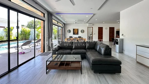 Villa moderne tropicale de 4 chambres avec piscine à Rawai