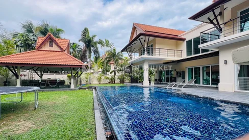 Villa avec piscine de 5 chambres rénovée à The Woodlands