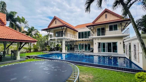 Villa avec piscine de 5 chambres rénovée à The Woodlands