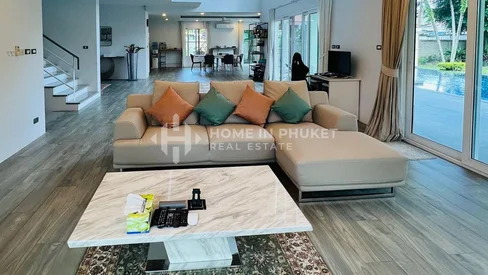 Villa avec piscine de 5 chambres rénovée à The Woodlands