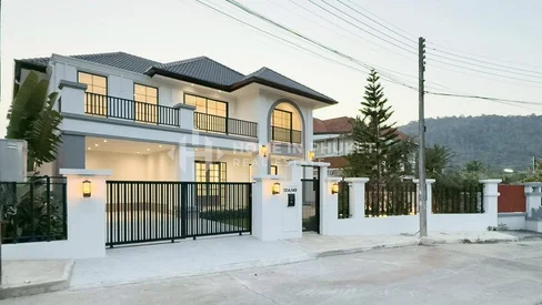 Maison de 3 chambres récemment rénovée dans une communauté fermée