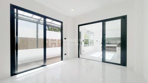 Maison familiale rénovée de 4 chambres dans le parc Land & Houses