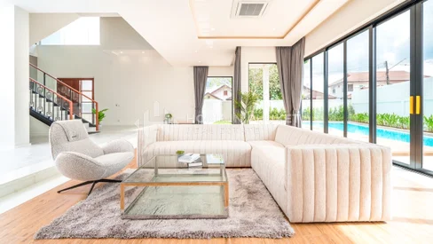 Villa de 4 chambres avec piscine sur 3 étages à Land and House Park