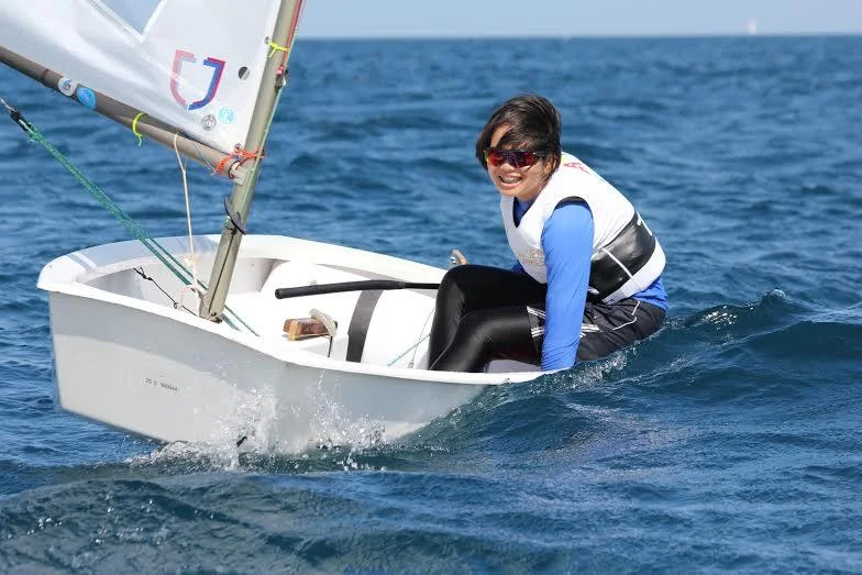 young woman sailing a topper